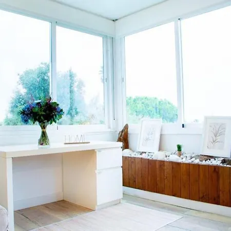 Beautiful Spacious Two Bed Facing The Ocean! *